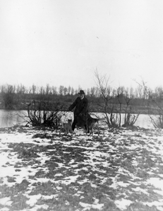 805526 Afbeelding van C.P.G.C. Balfour van Burleigh met de honden Bobbie en Kobus op een terrein langs de Weg naar ...